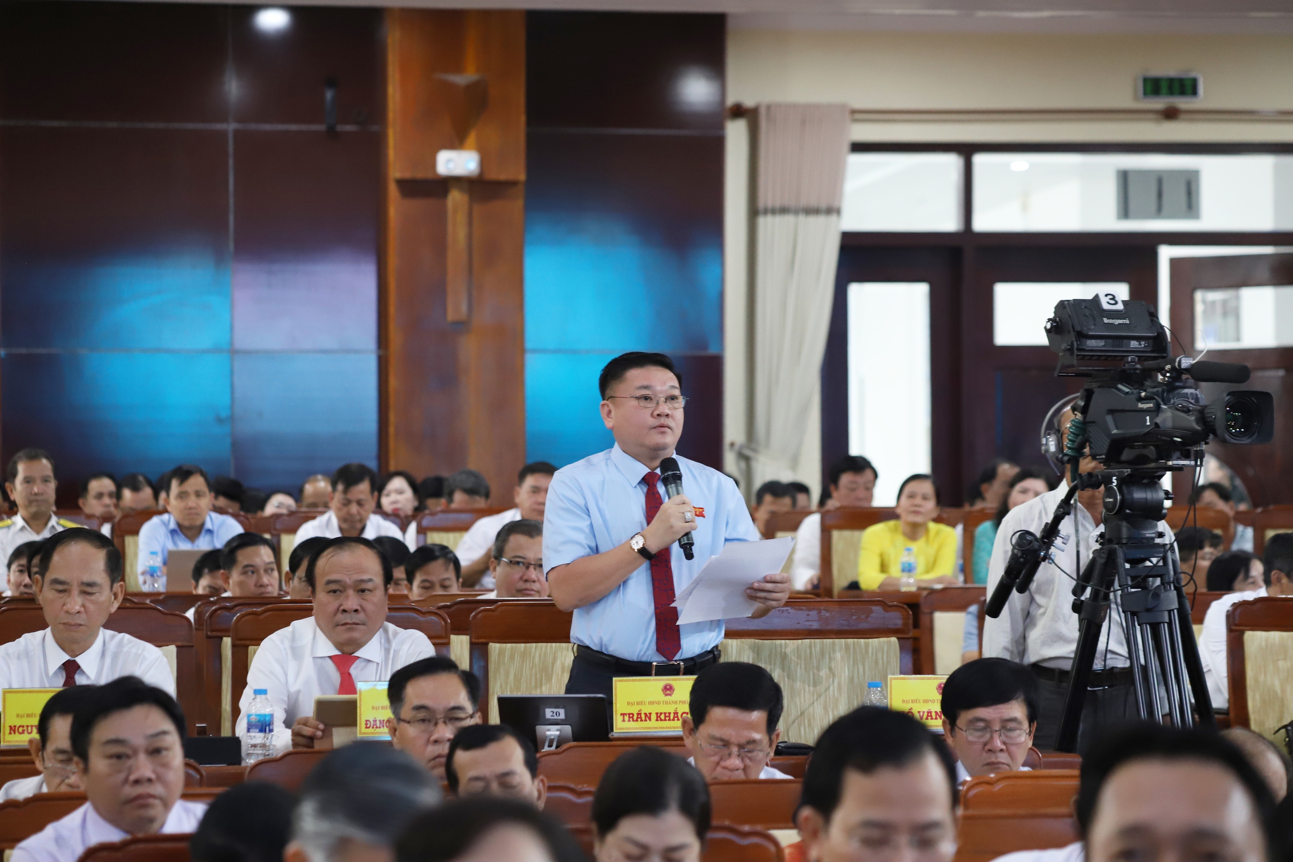 芹苴市人民议会代表质询关于乡级干部“既过剩又短缺”的情况