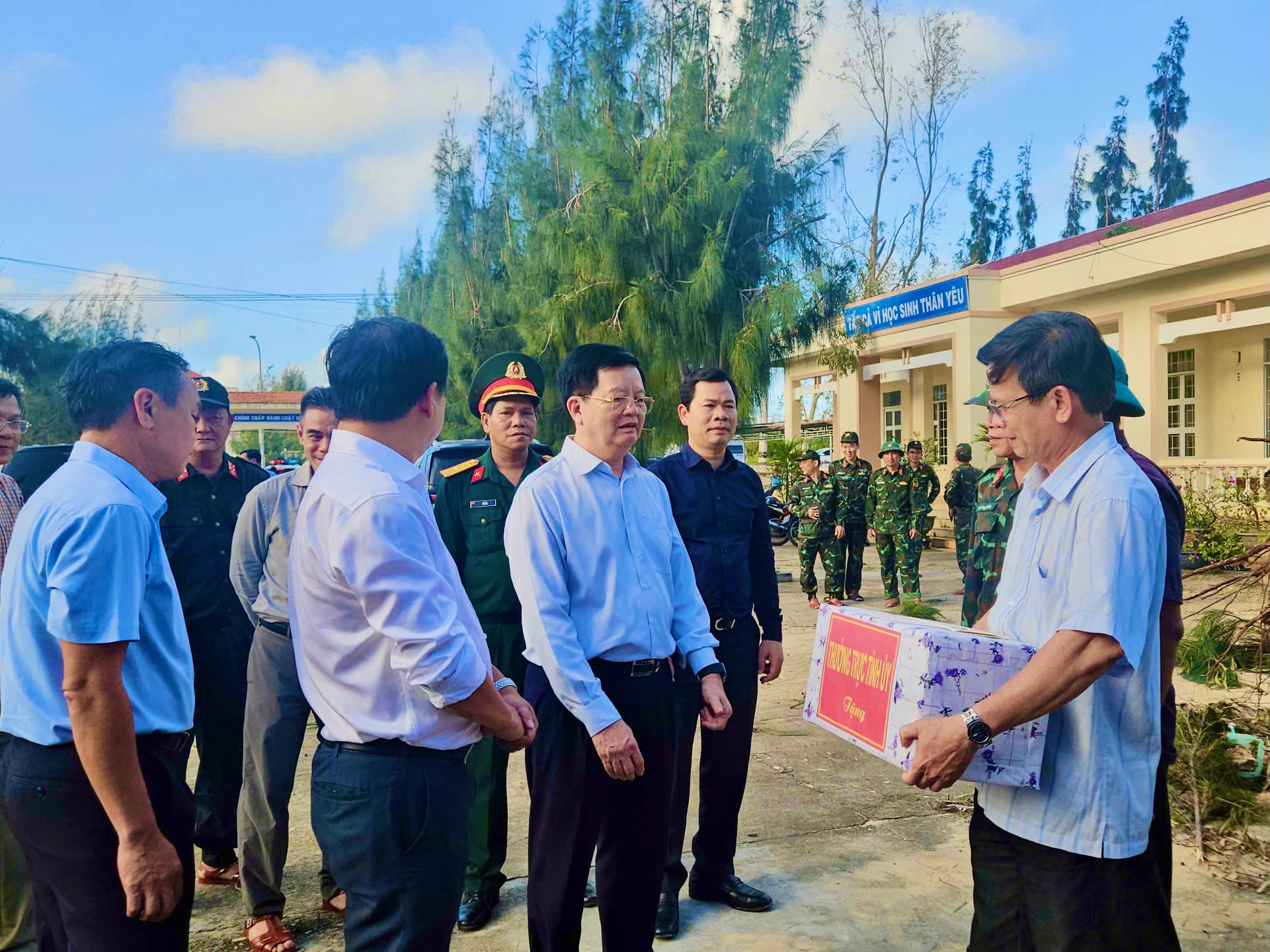 副总理梅文正慰问受台风卡莫吉影响的达乐省民众