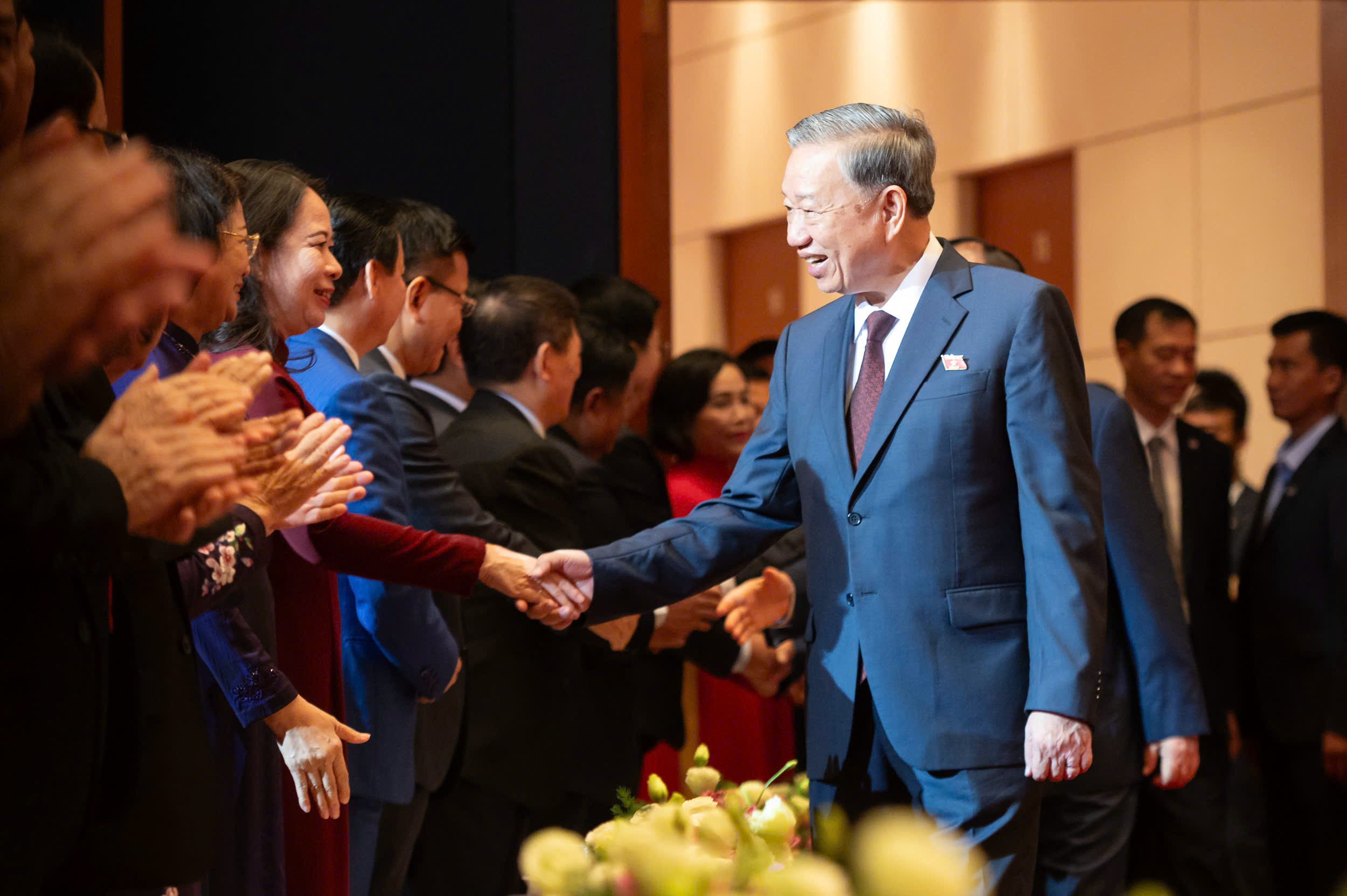 总书记苏林首次会见历届国会代表