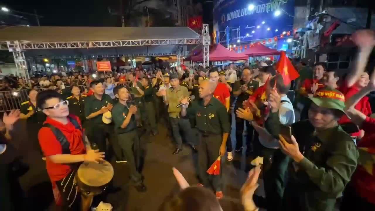 巴亭广场周围的“80周年音乐会”之夜