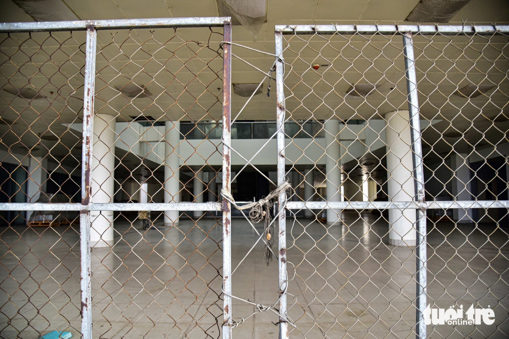 胡志明市4500亿越盾医院开工10年后现状：施工'应付了事'，杂草丛生