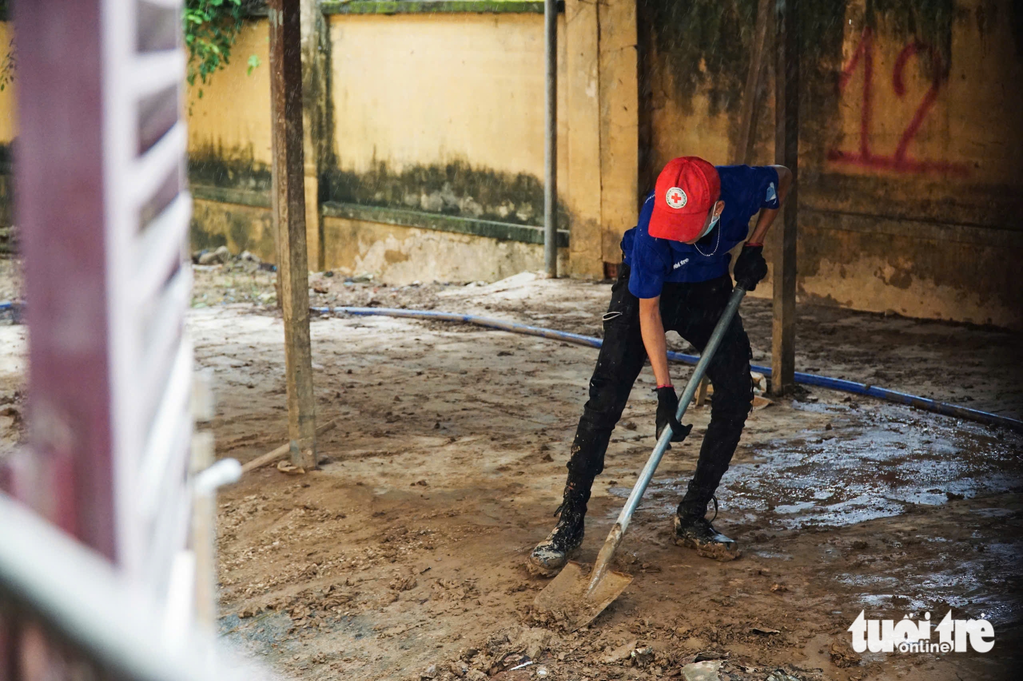 胡志明市帮助庆和学校克服洪灾后果，为居民提供免费餐饮和医疗服务