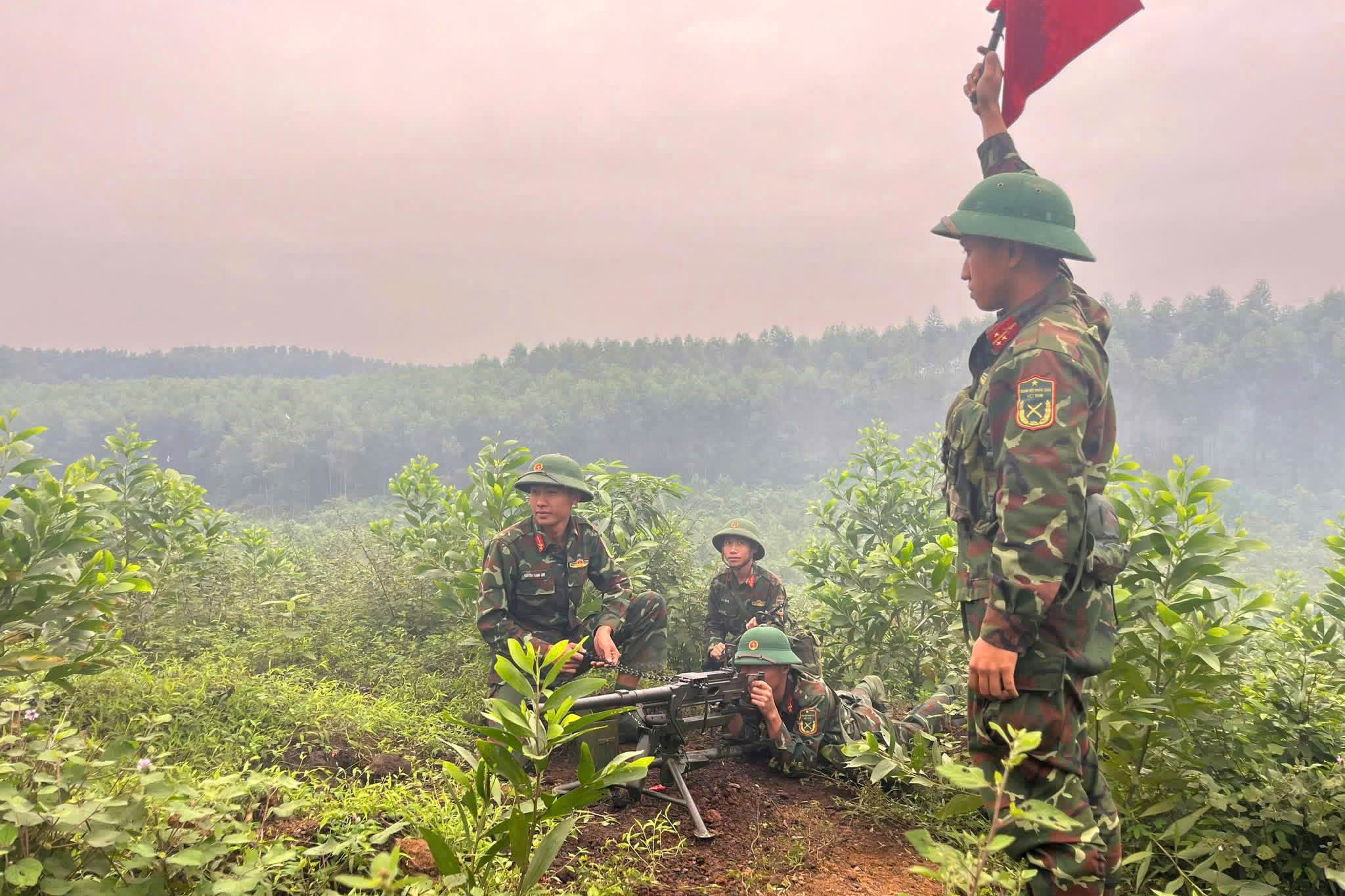观看部队行军，演练打击敌军空降