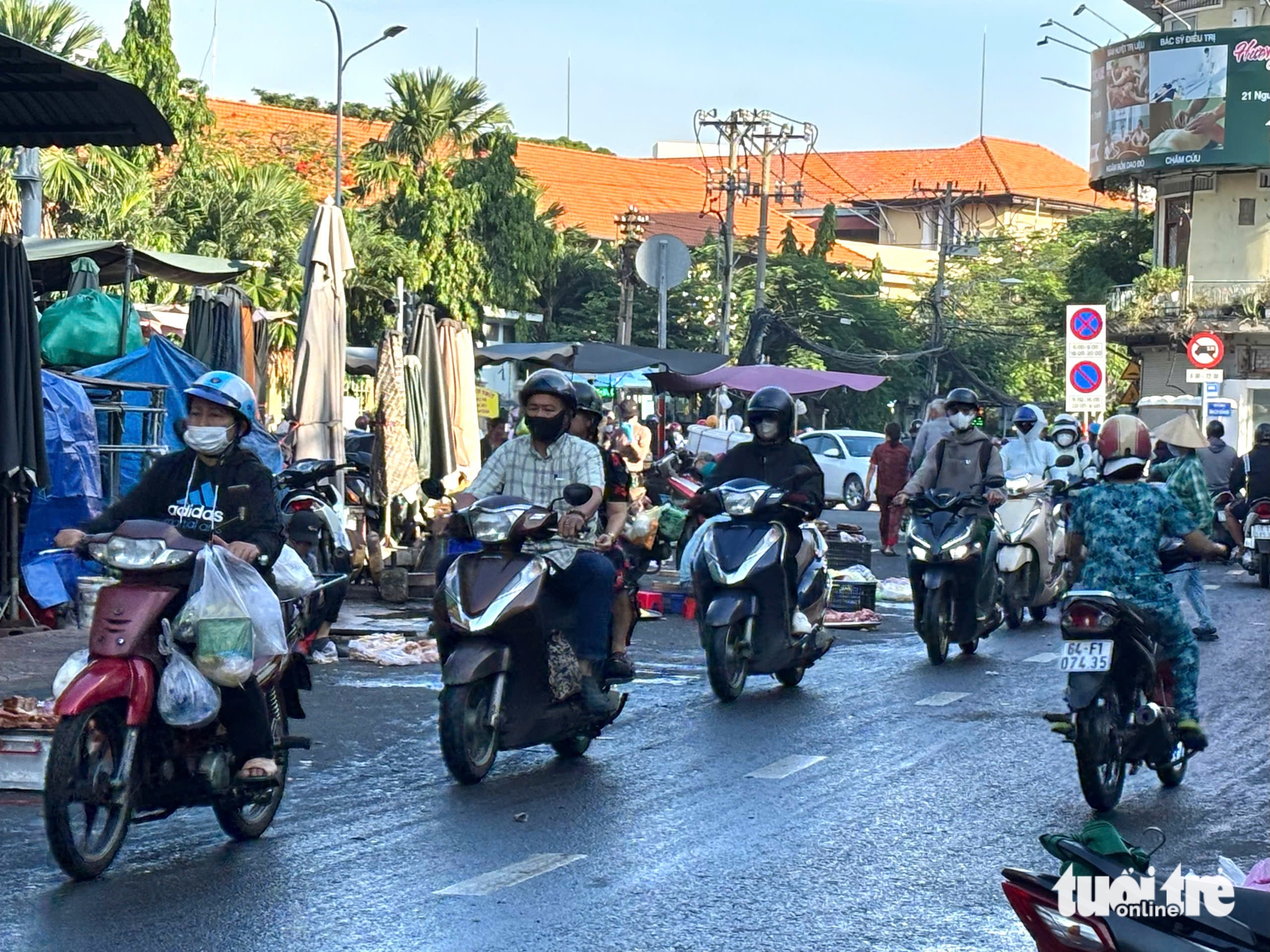 胡志明市摩托车排队逆行，多条道路成为违规者的专用车道