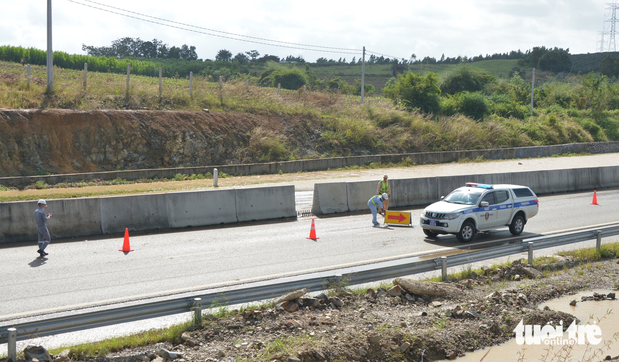 潘切-油吉高速公路防淹泵在洪水中淹没的图像