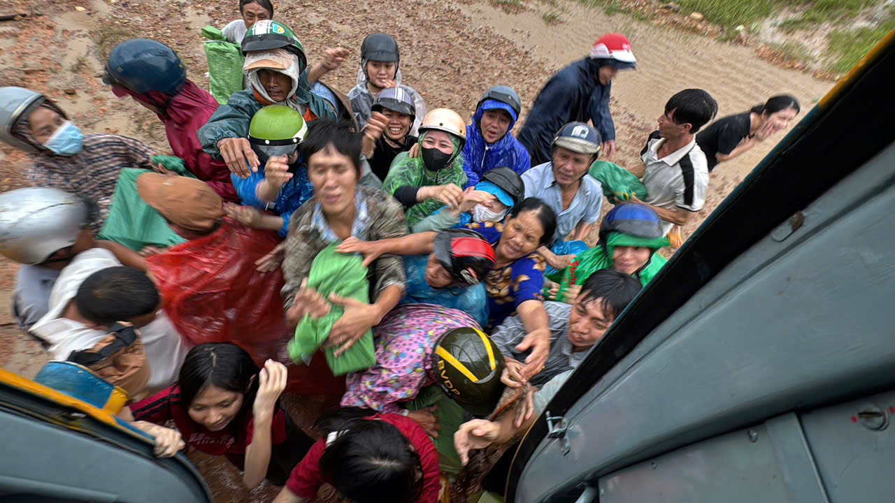 第917航空团两架直升机成功向洪灾地区空投救援物资