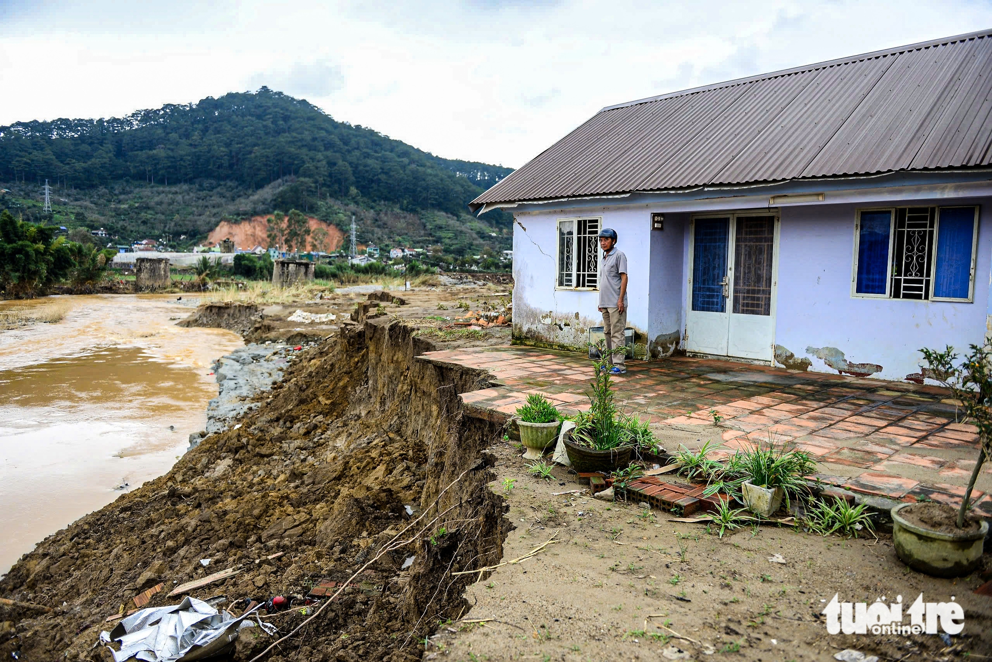 洪水过后，达尼姆许多民房濒临倒塌入河