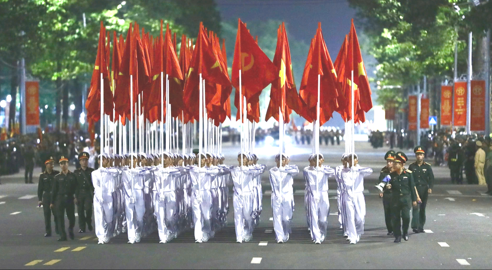 数万人在巴亭广场进行阅兵和游行总排练