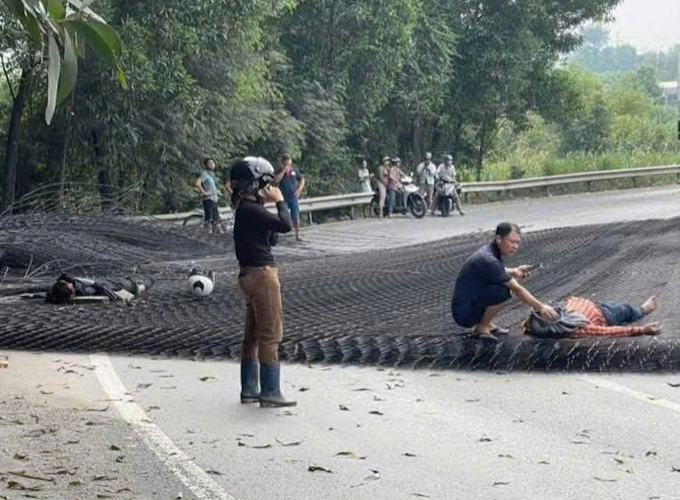 数吨钢材从集装箱掉落，砸中骑摩托车的男女