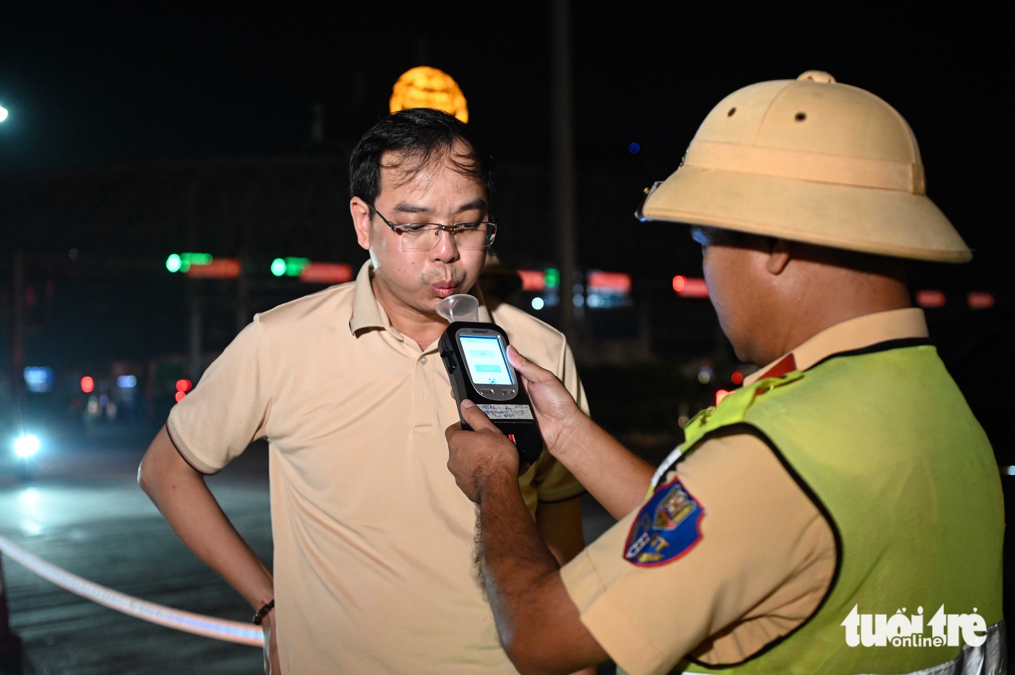 酒精浓度违规处理高峰期：警察通宵在高速公路入口检查