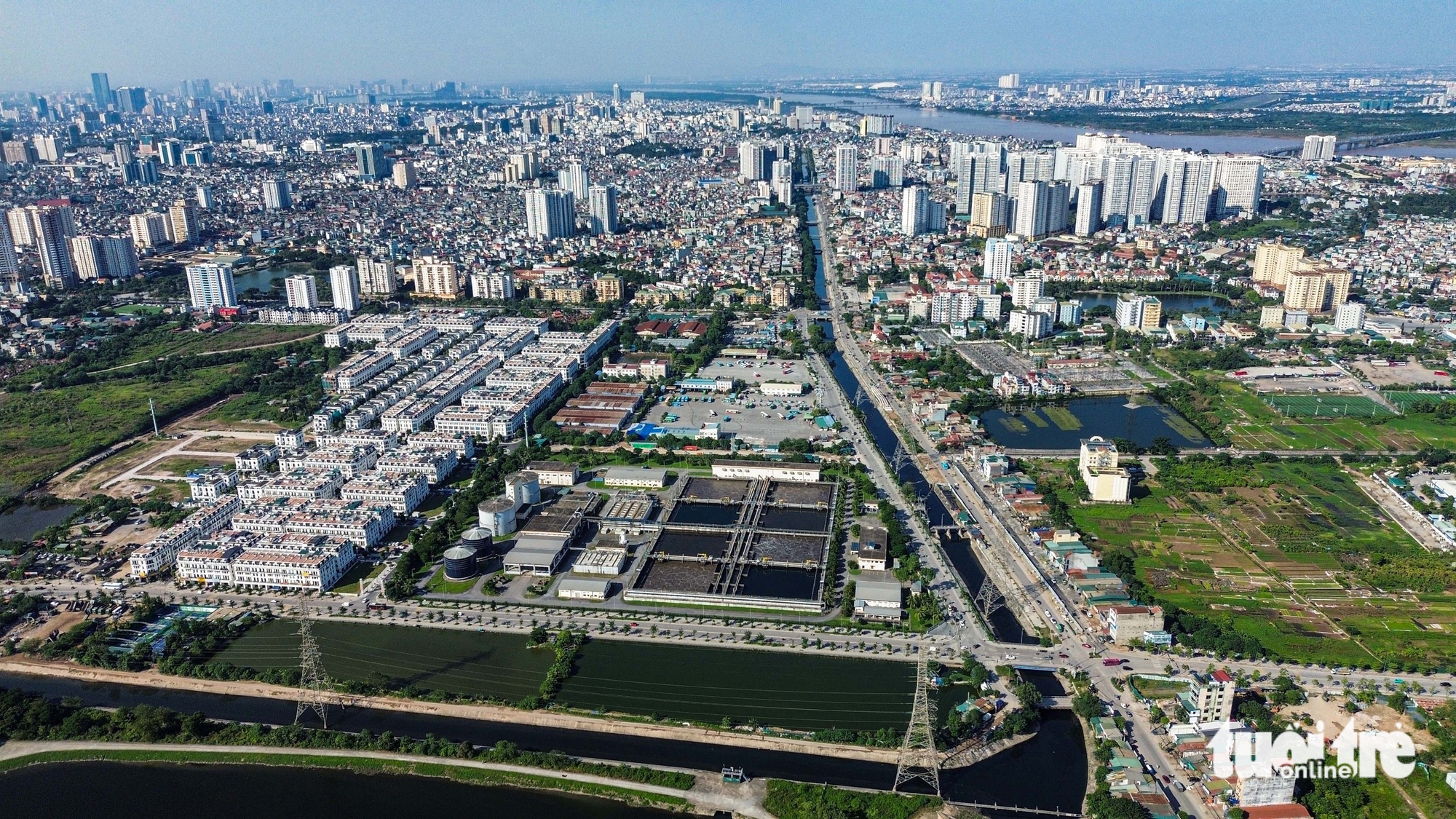 连接三条环线的道路在扩建9年后依然凌乱，居民因灰尘和垃圾感到窒息