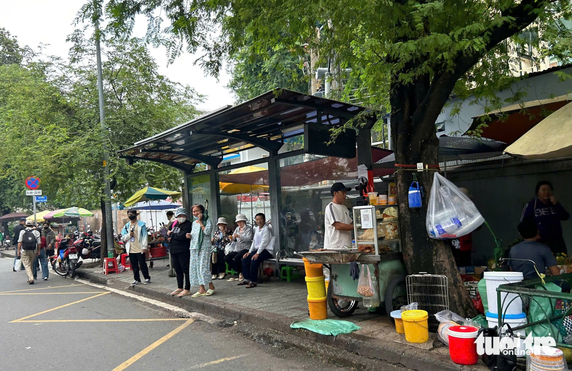 堤岸区：流动摊贩包围医院，人行道每平方米'窒息'
