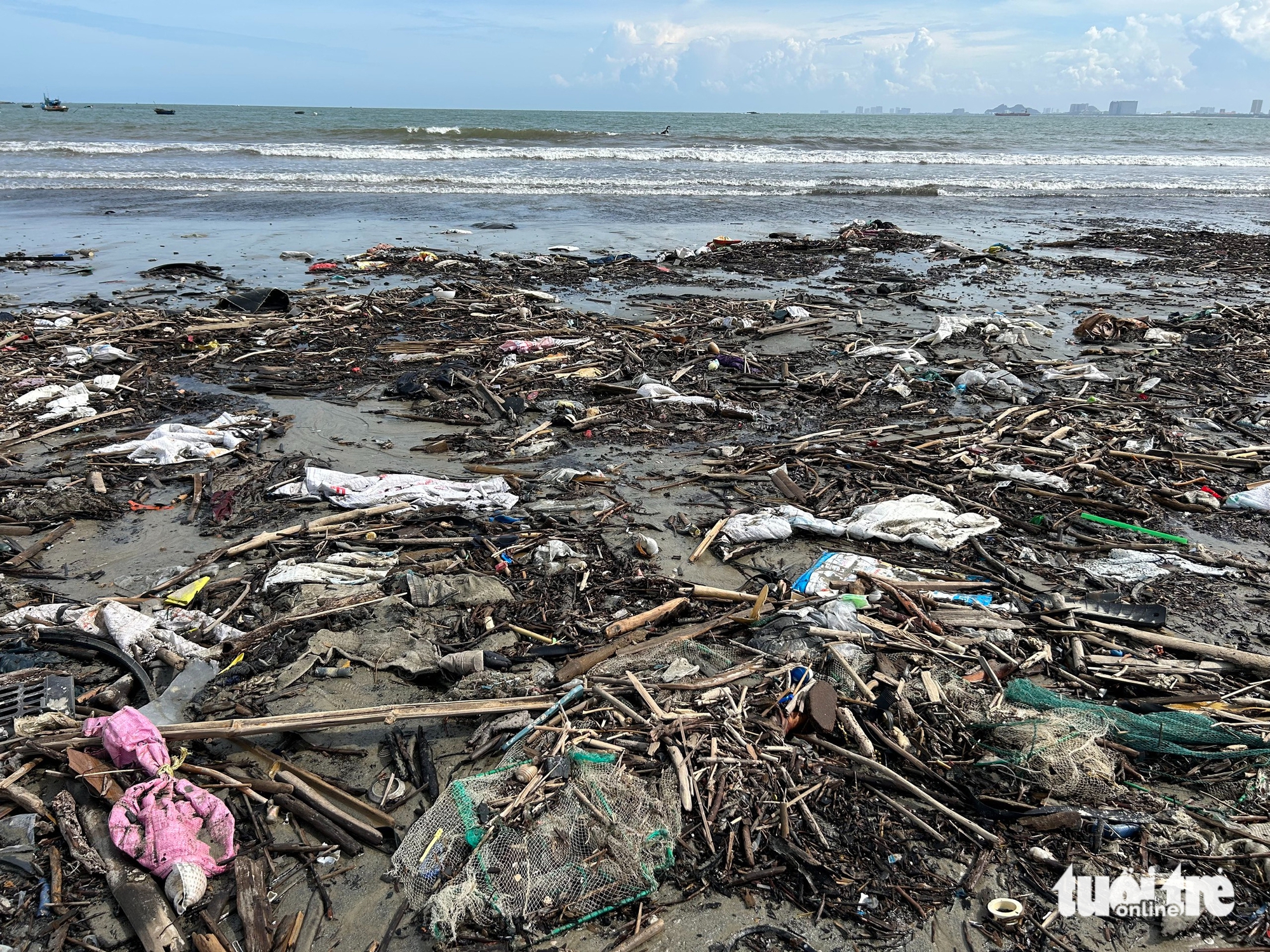 岘港海滩在10号台风后垃圾遍地