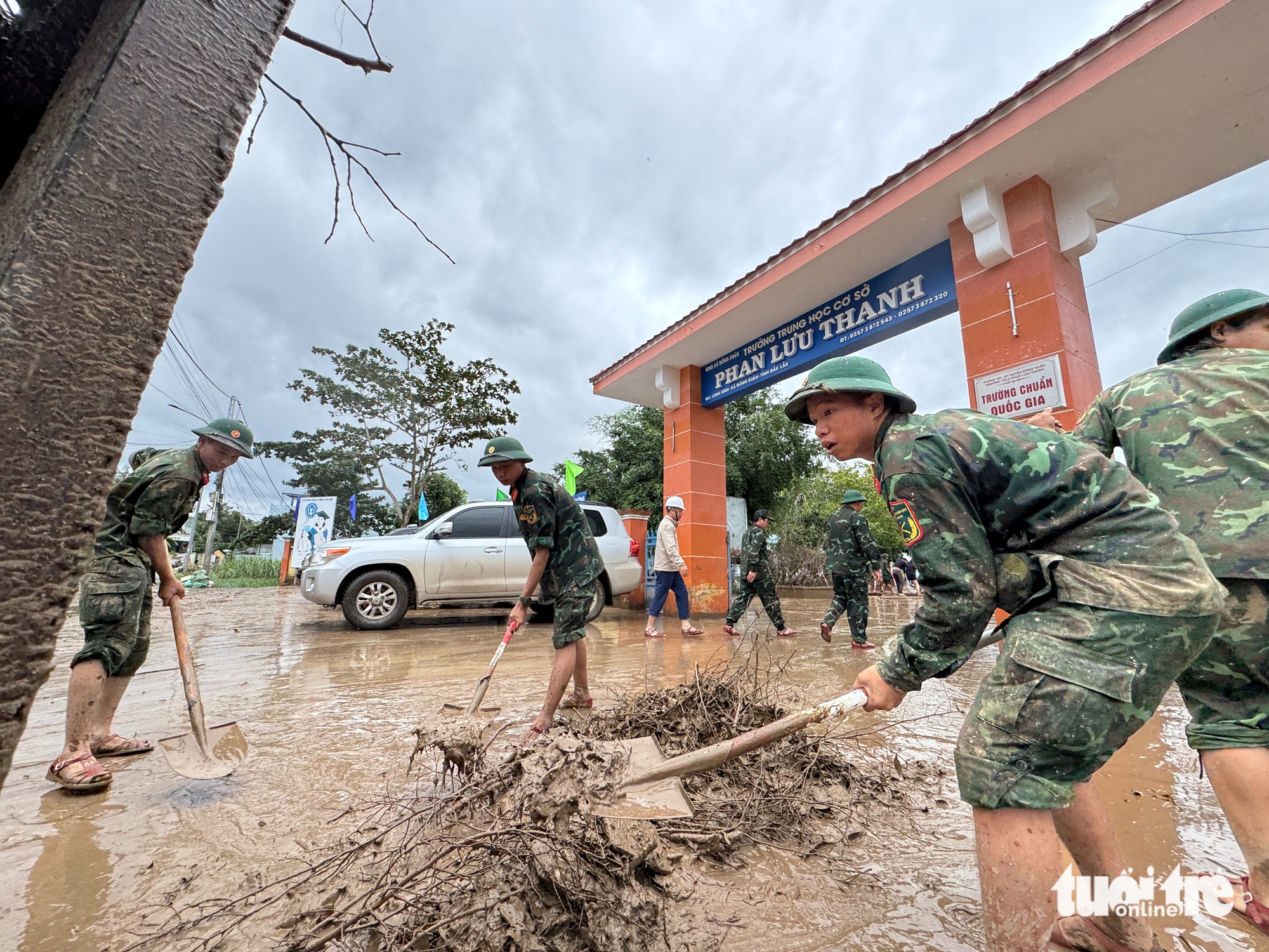 许多洪水地区的学校紧急修复以迎接学生返校