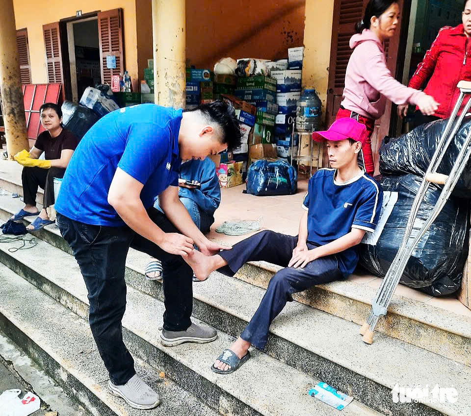胡志明市帮助庆和学校克服洪灾后果，为居民提供免费餐饮和医疗服务