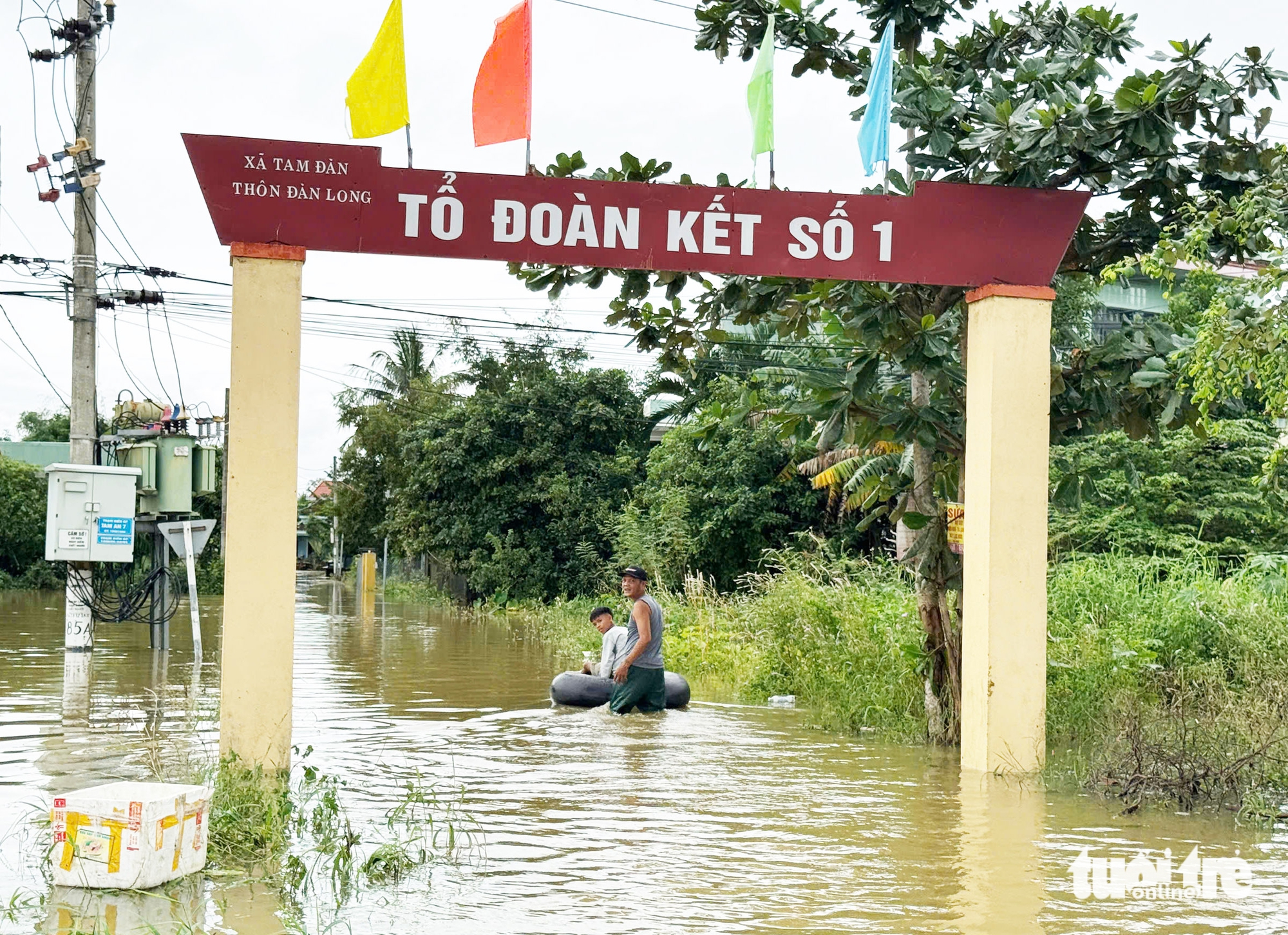 国道1号经过岘港被淹，多个山区乡镇发生山体滑坡，道路中断