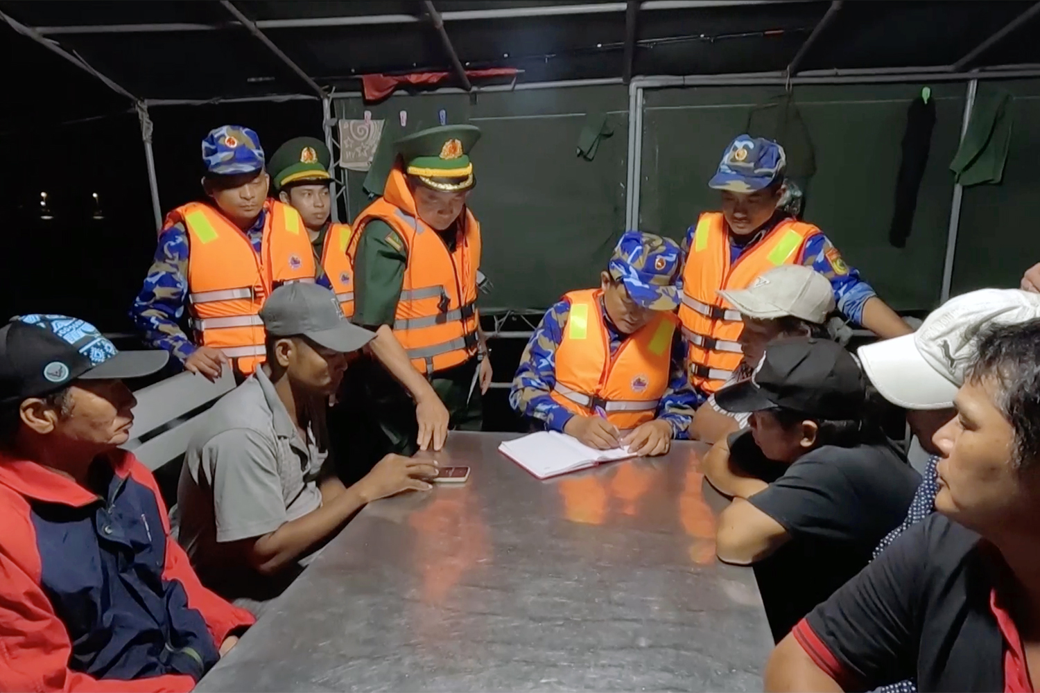 调查两艘渔船在海上与外国货船相撞后沉没事件