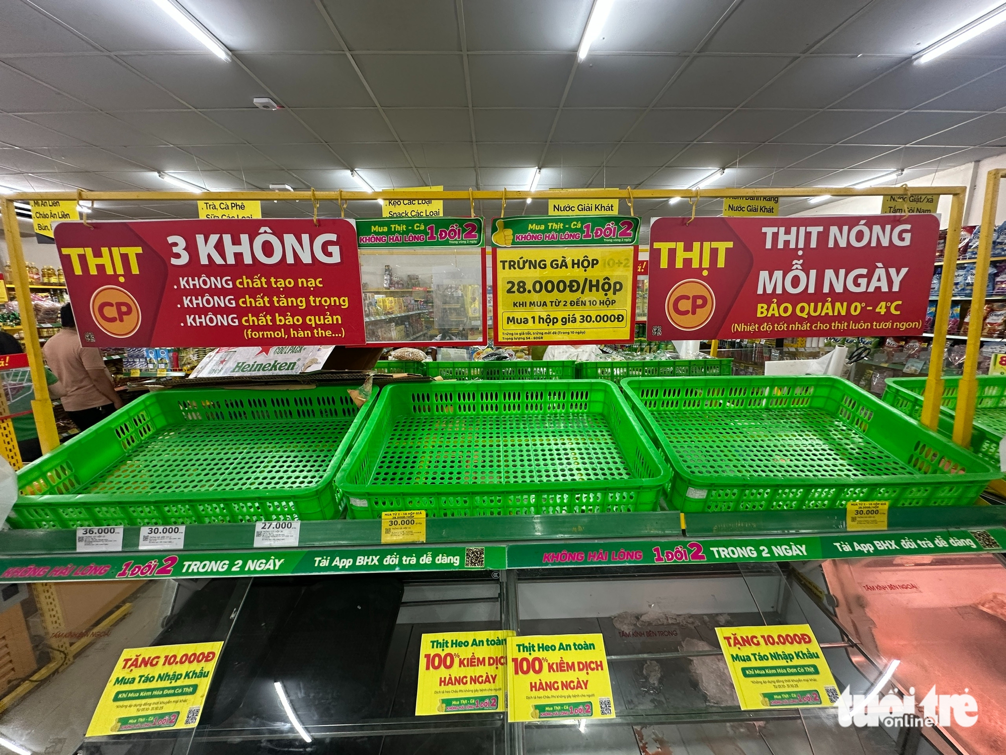 岘港：台风前居民抢购食品囤积，绿叶蔬菜'售罄'
