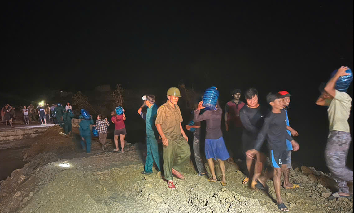 阿云巴溢洪道被洪水冲毁一段，深夜部队被动员救援居民