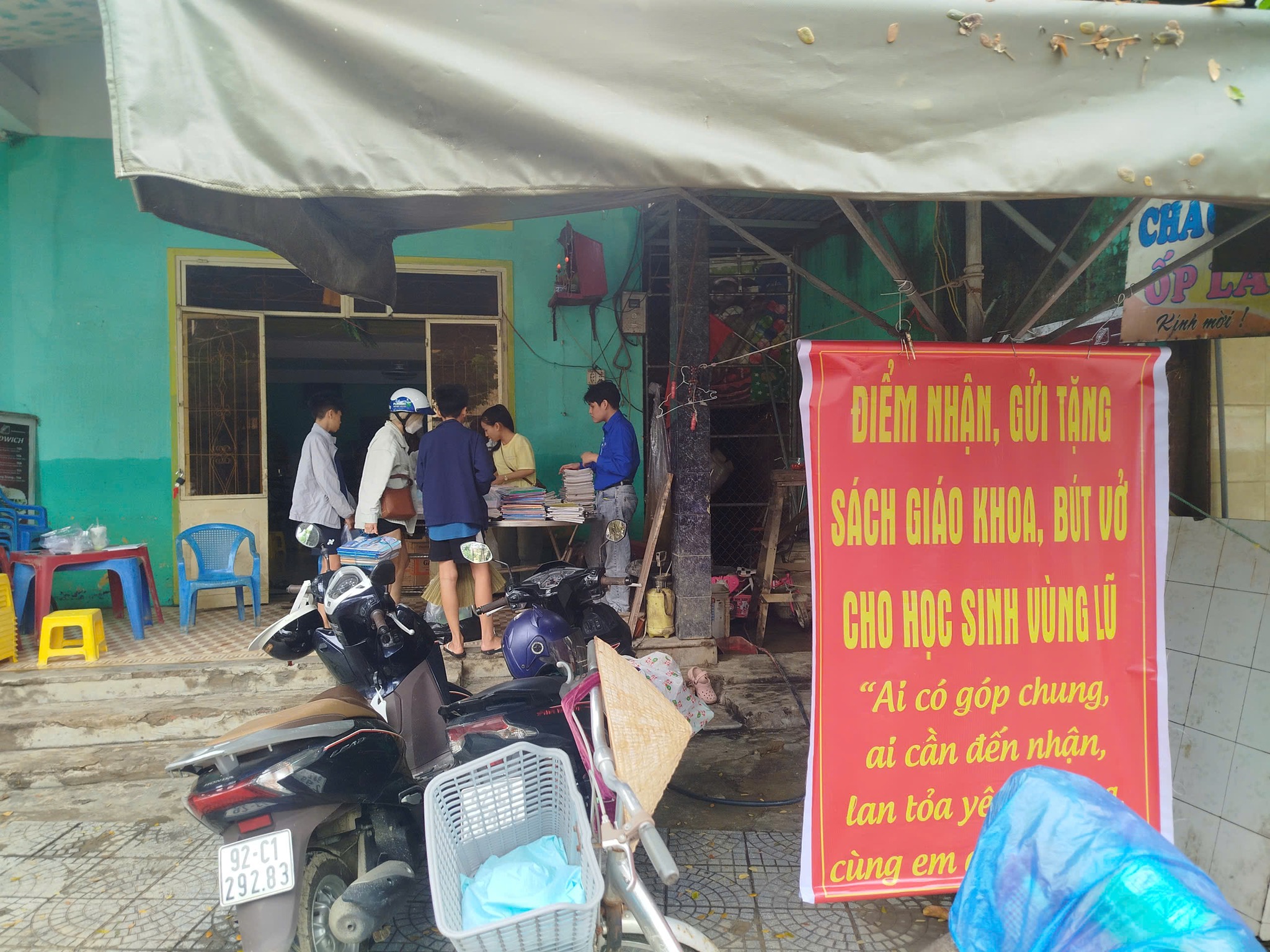 心疼师生，母子收集书本寄给洪水区学生