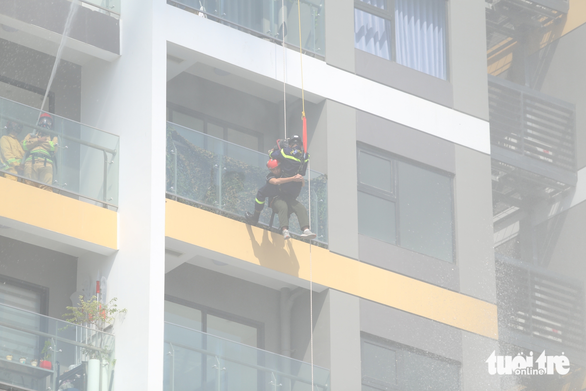 超过3000人在公寓楼进行消防和救援演练