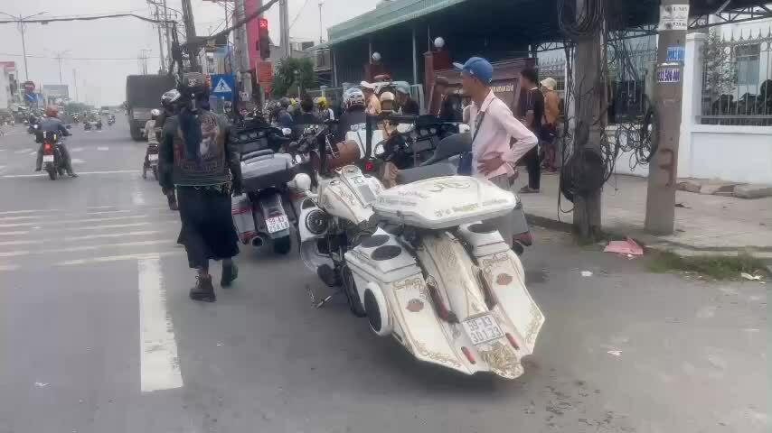 警察在1号国道上拦截并逮捕违规摩托车队