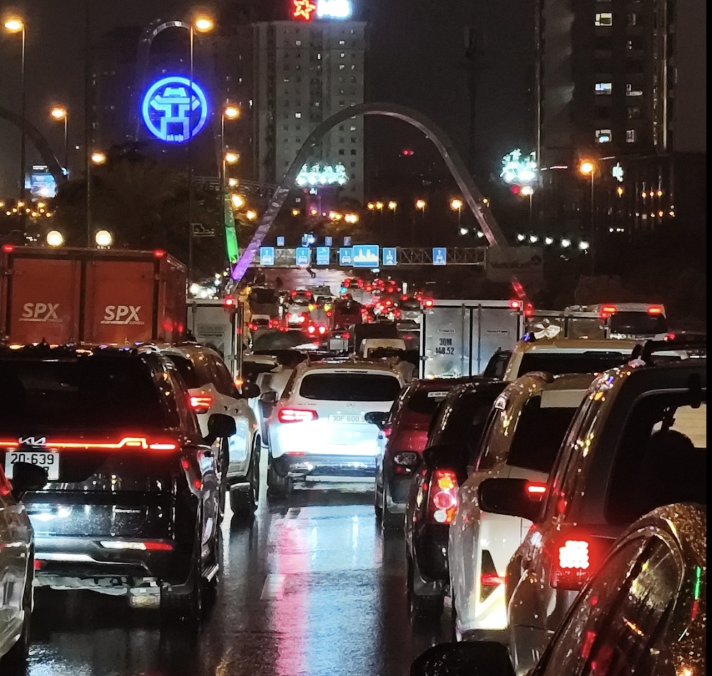 河内大雨如注，多条街道深积水