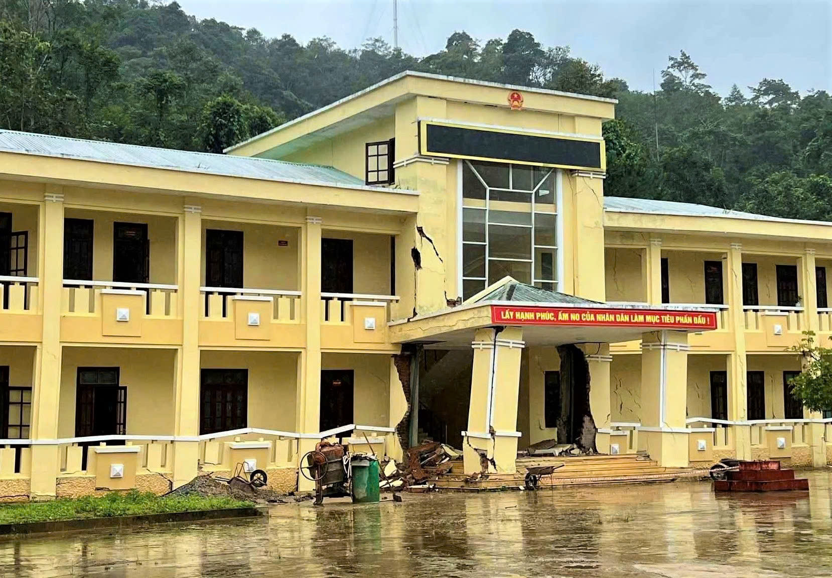 岘港市乡政府两层办公楼因山体滑坡开裂倾斜