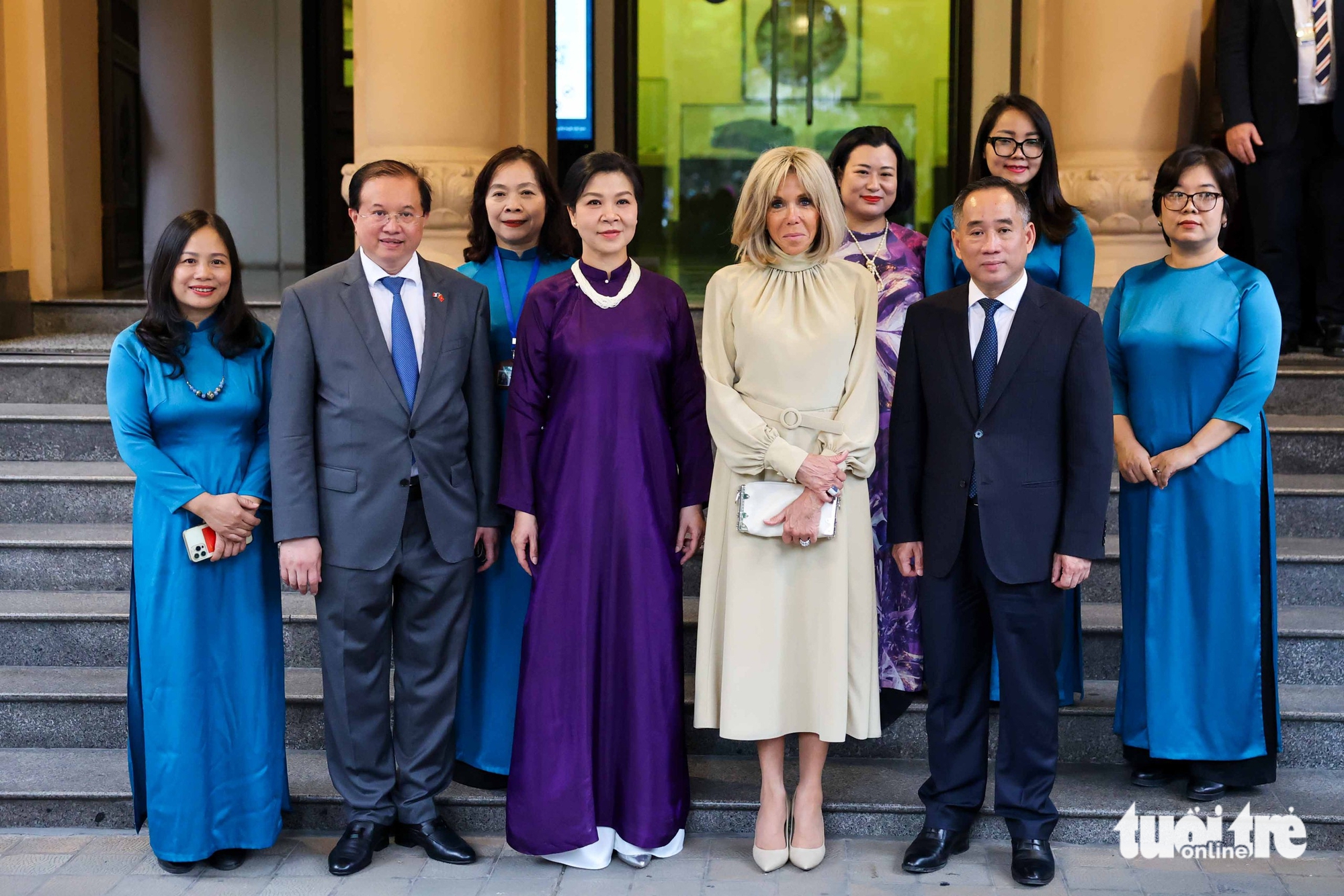 总书记夫人与法国总统夫人参观越南美术博物馆