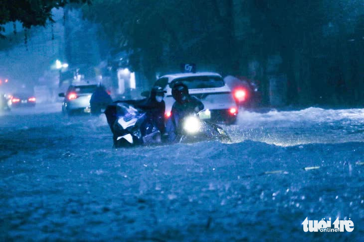 整夜大雨，河内多条街道成河