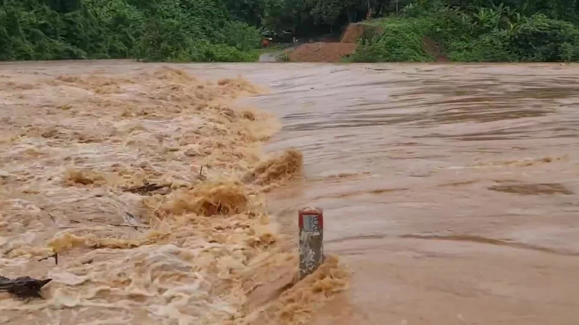 8级台风登陆河静-广治，多个村庄被隔离