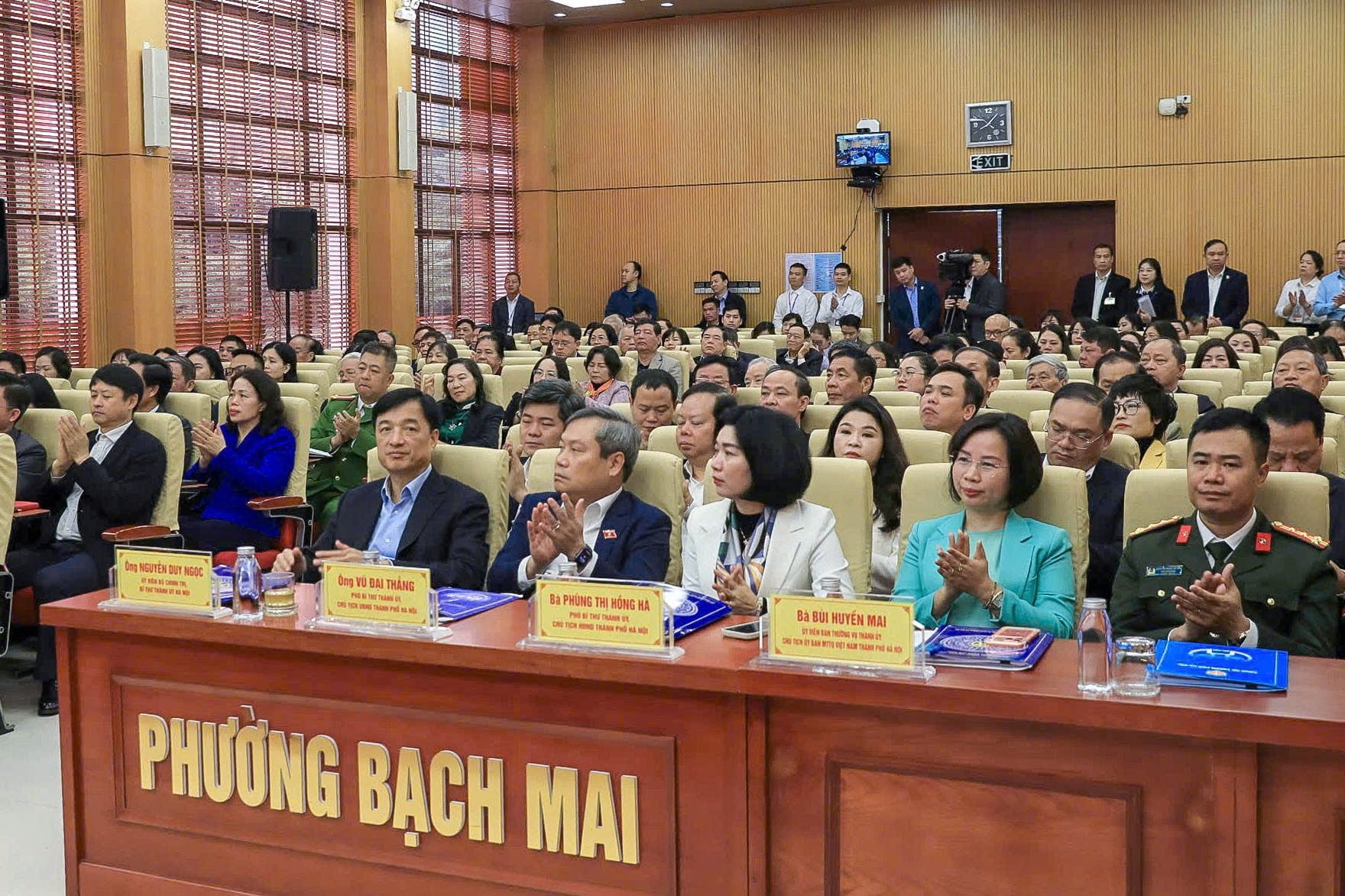 苏林总书记与河内选民接触