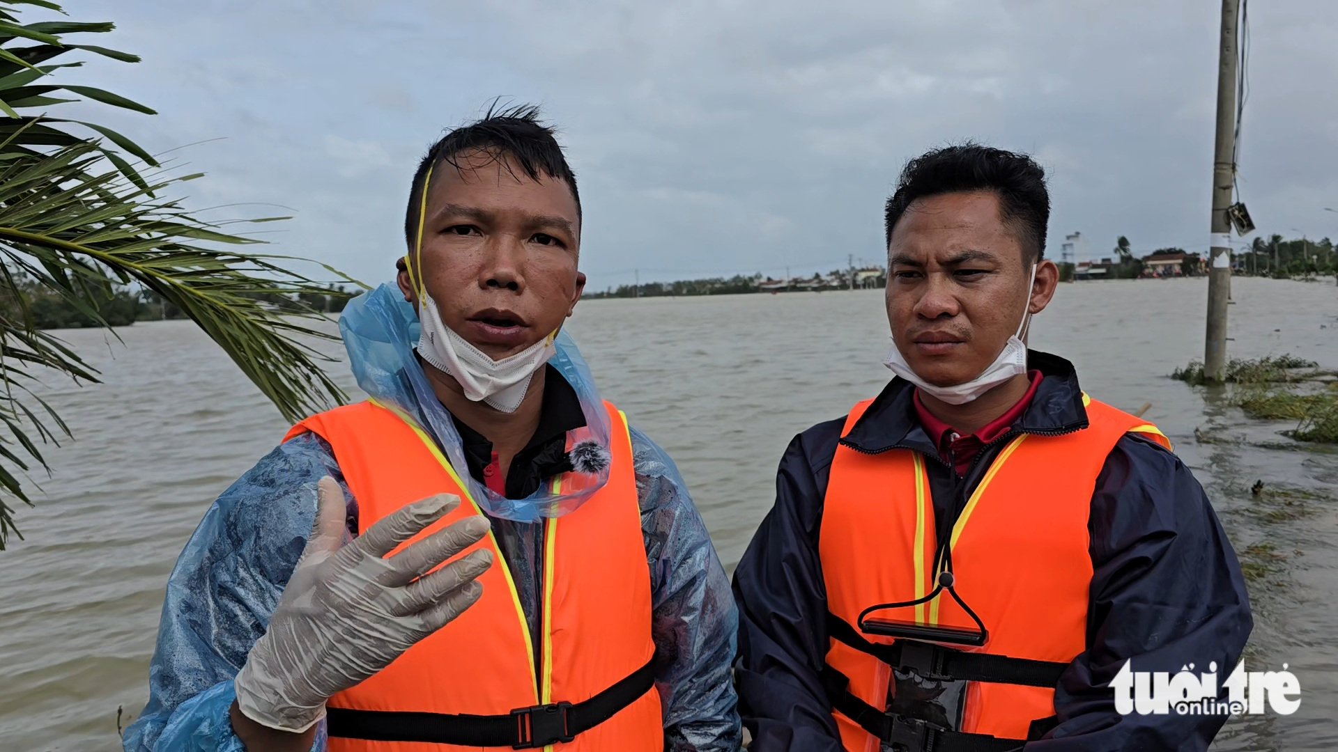 女儿在运送父亲遗体的船旁痛苦等待，在和平春的洪水中等待棺材