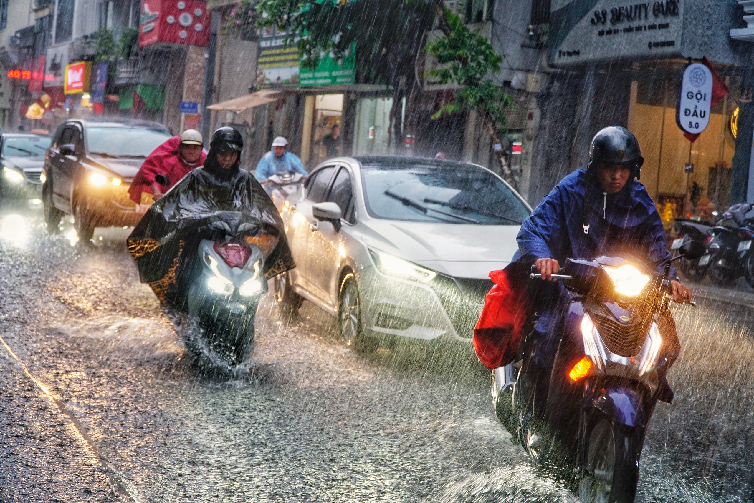 今天8月19日的天气：热带低压导致北部地区大雨；南部地区阳光间歇