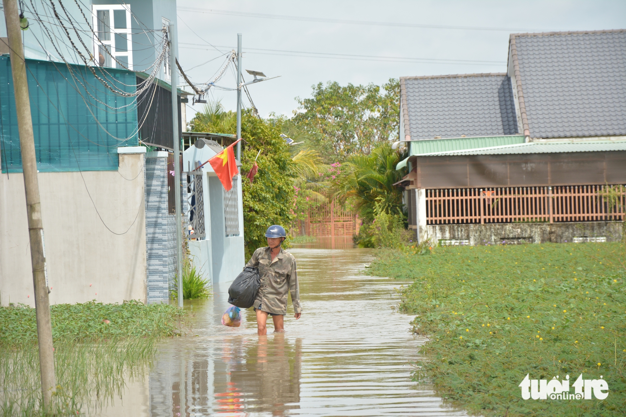 平顺省旧区洪水：‘昨晚刚清理完，今早水又涌来淹没房屋’