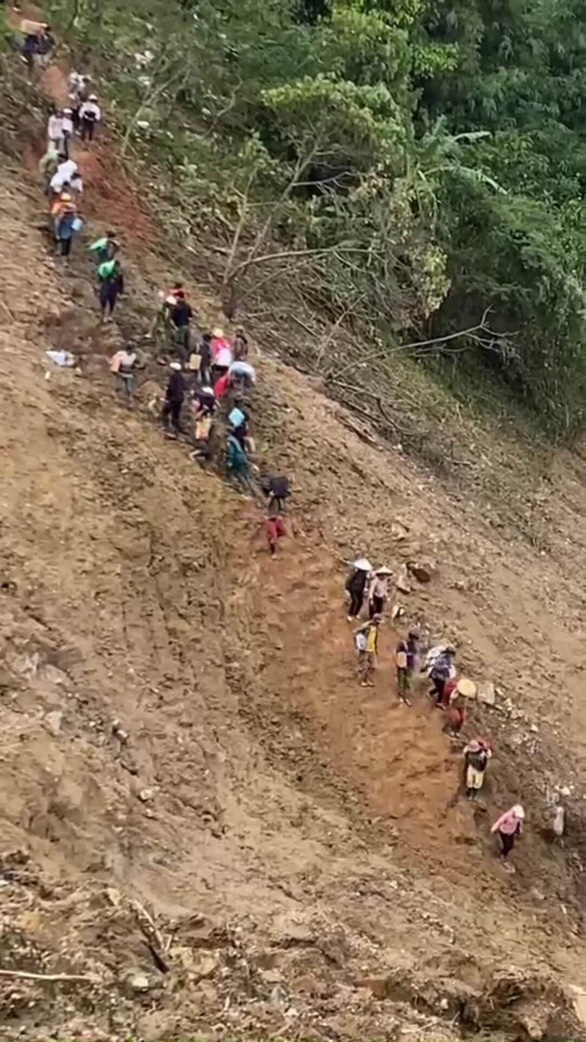 为因山体滑坡被隔离4天的1700人开辟补给通道