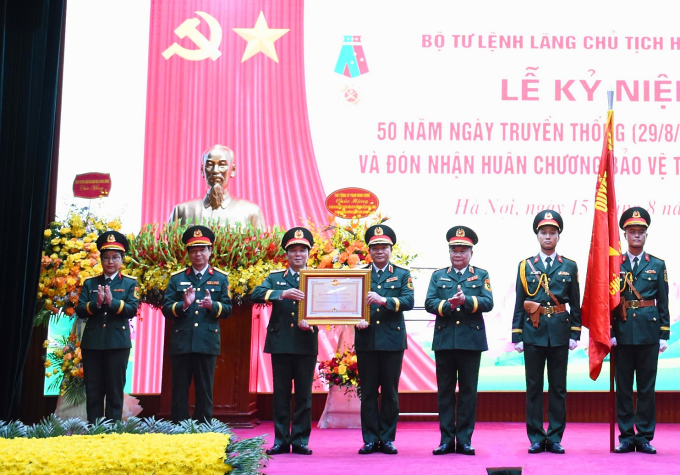 胡志明主席陵司令部荣获一级卫国勋章