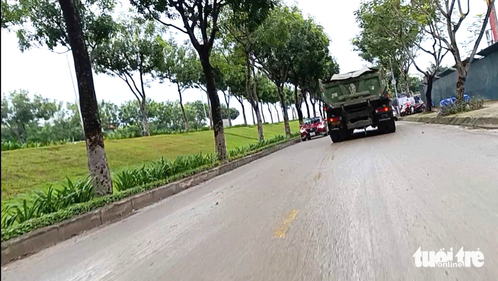 数十吨自卸车无视禁行标志，岘港多条街道泥泞不堪