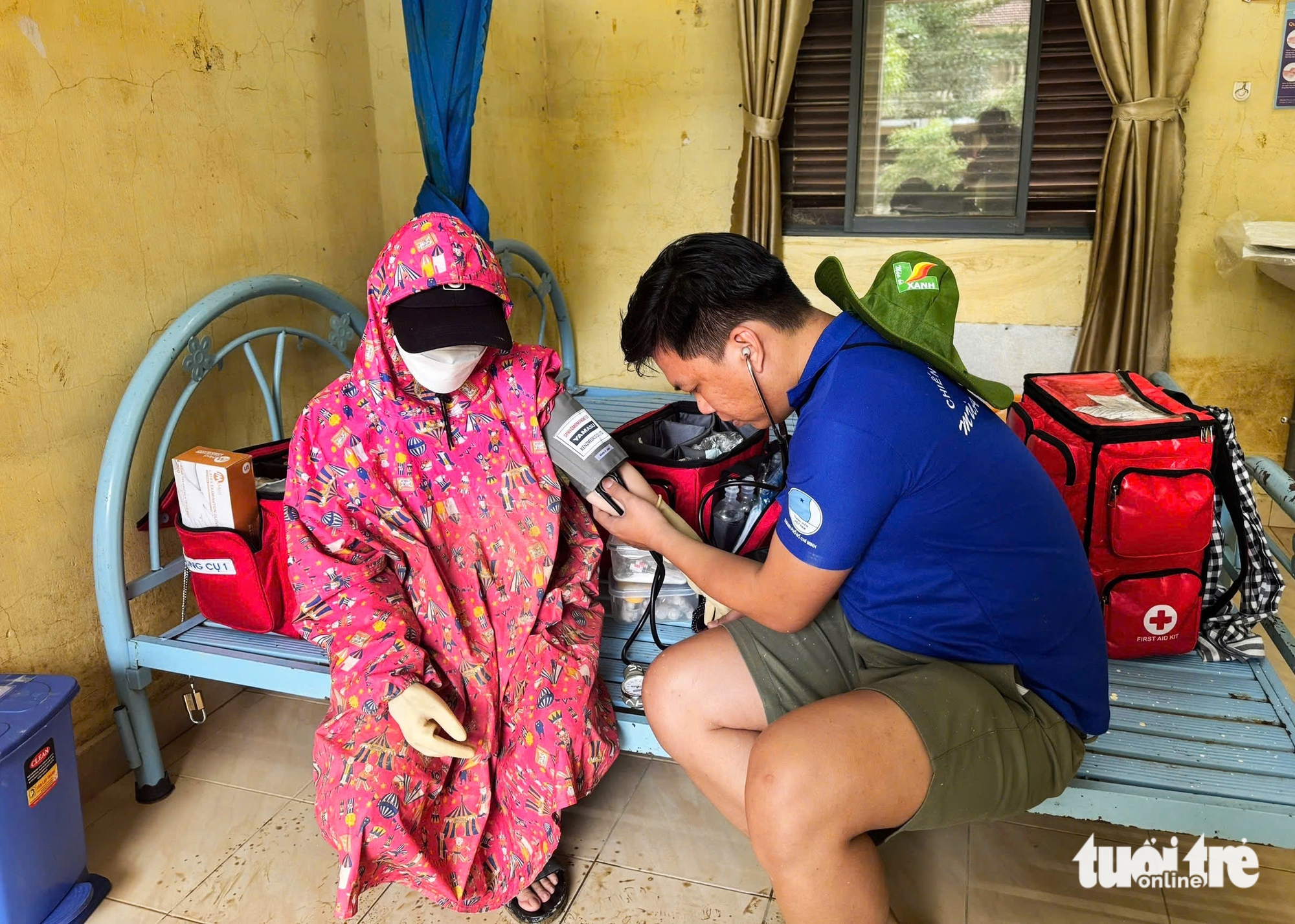 胡志明市帮助庆和学校克服洪灾后果，为居民提供免费餐饮和医疗服务