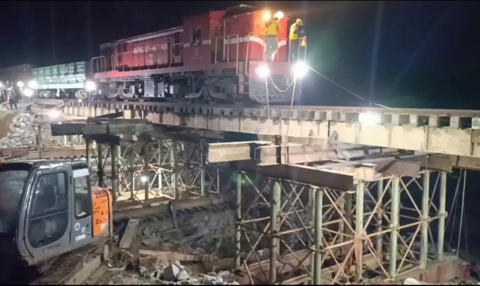 修复完卡马尔吉台风造成的'断腿'事故，南北铁路恢复畅通