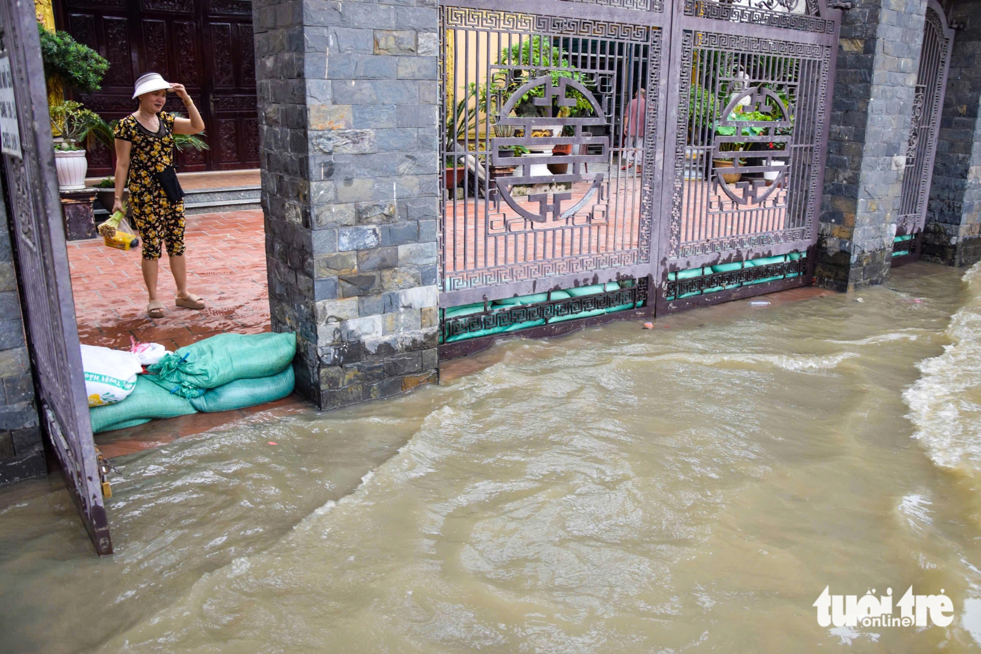 武元甲路在涨潮中‘淹没’，居民齐心协力铺帆布、堆沙袋阻挡洪水