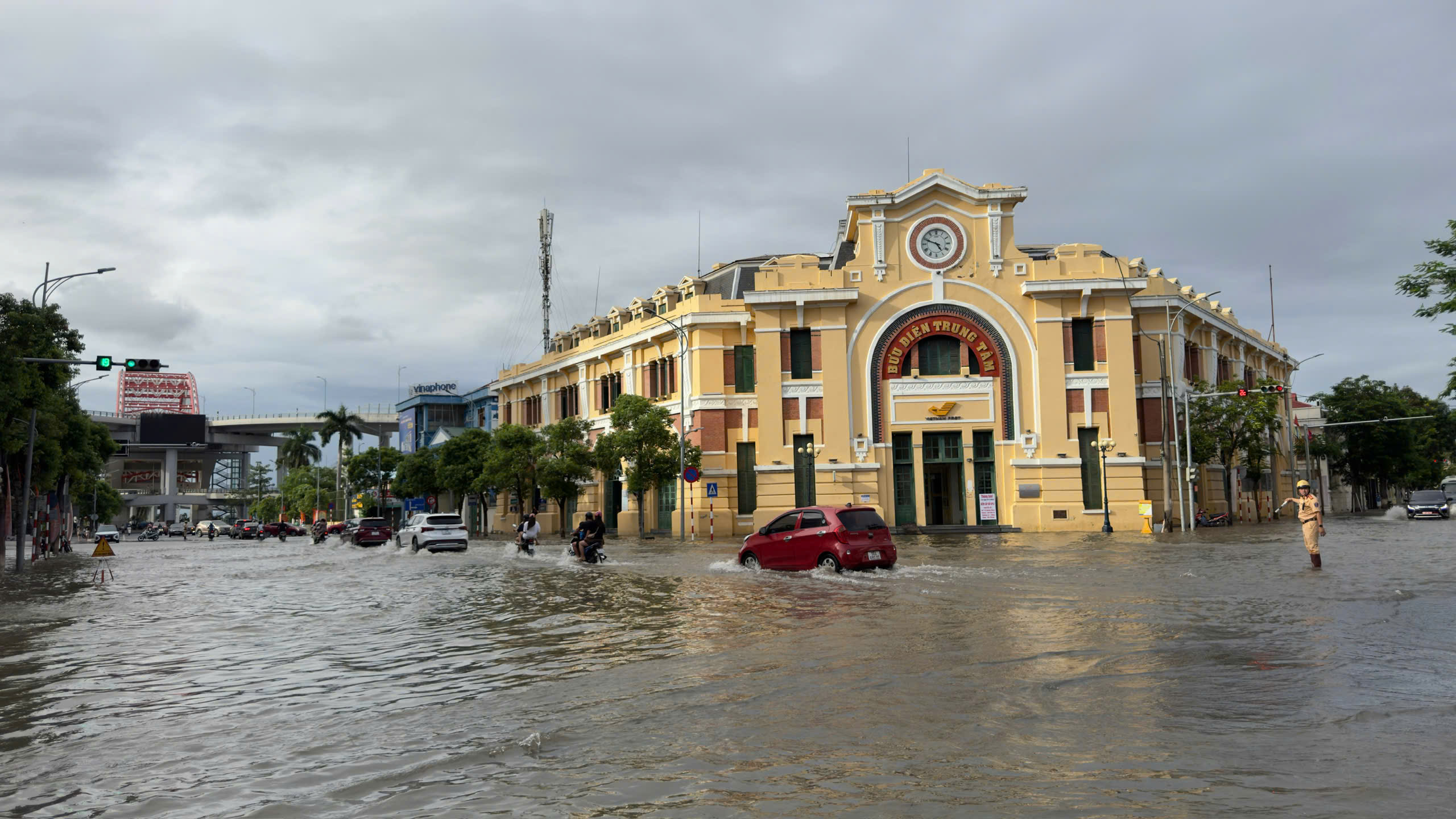3号台风后水位迅速上涨，海防多条街道成河