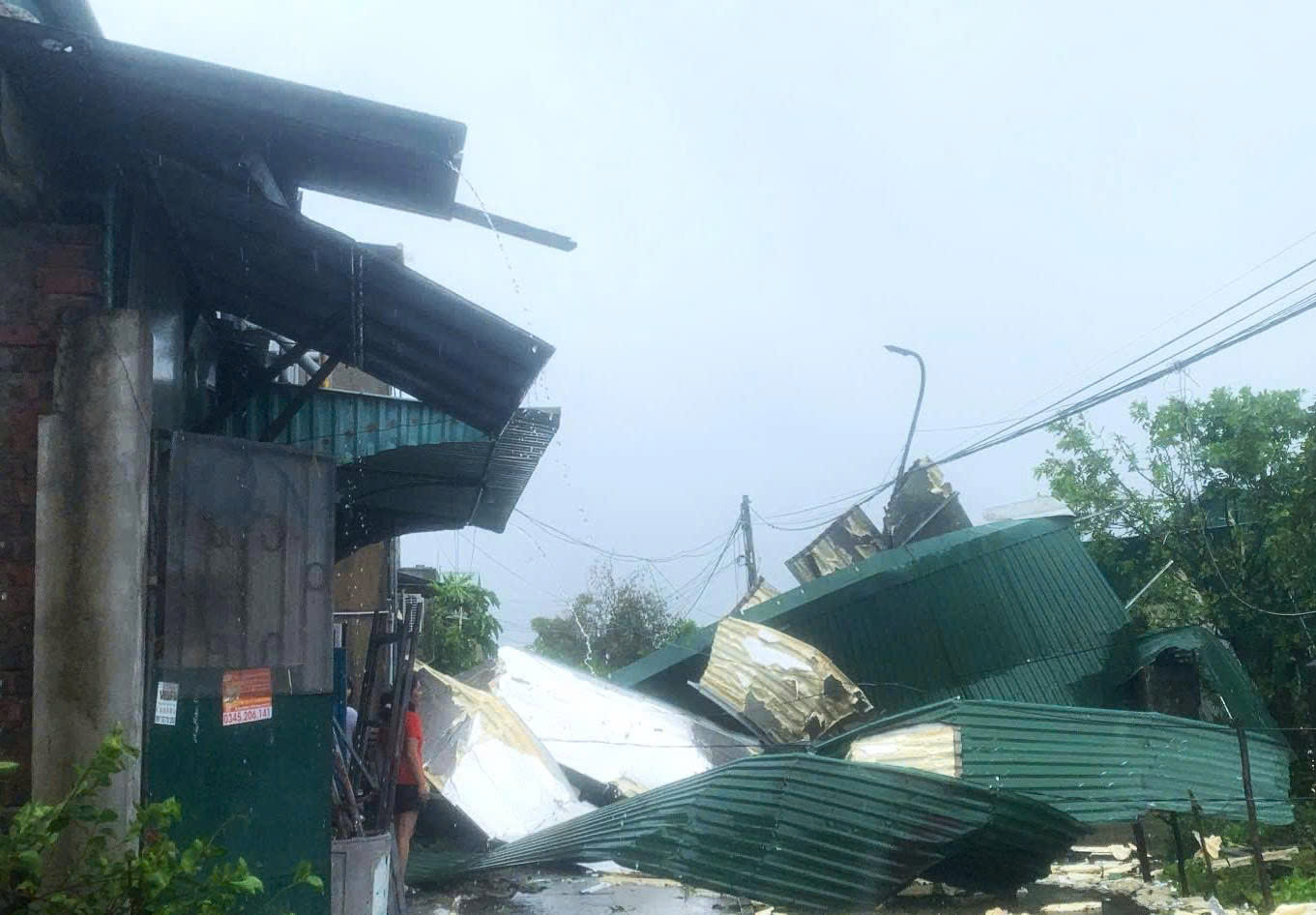 台风Bualoi：1人死亡，4人失踪，28,000人疏散避风