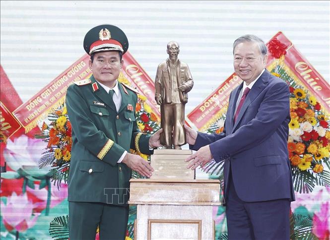 总书记苏林：集中建设第九军区革命、正规、精锐的武装力量