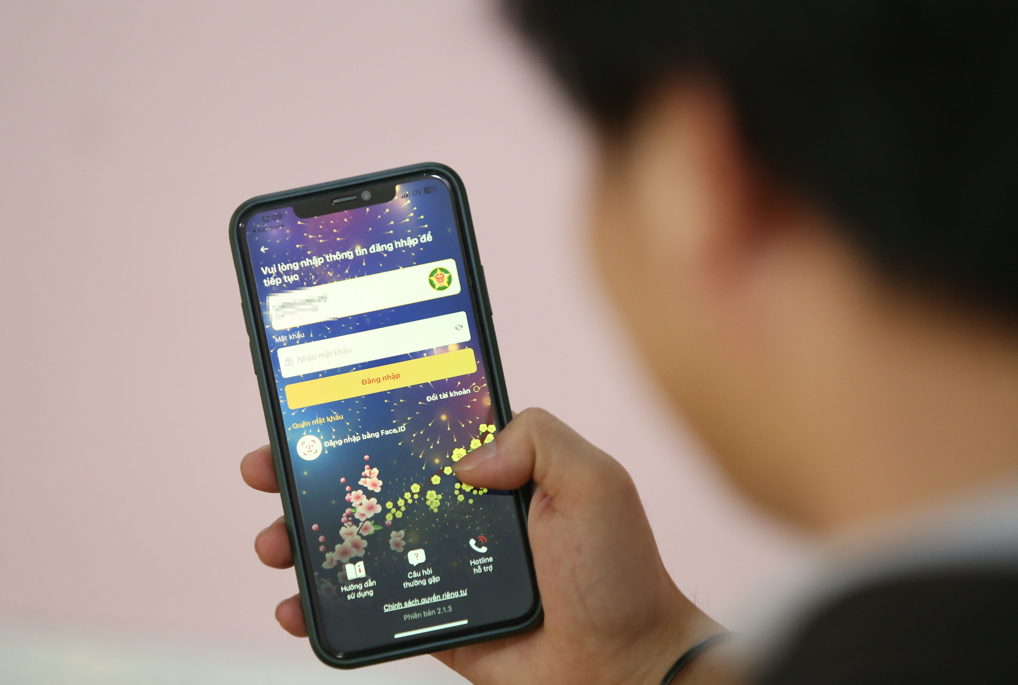 胡志明市公安通过VNeID应用指导第十四届党代会文件征求意见