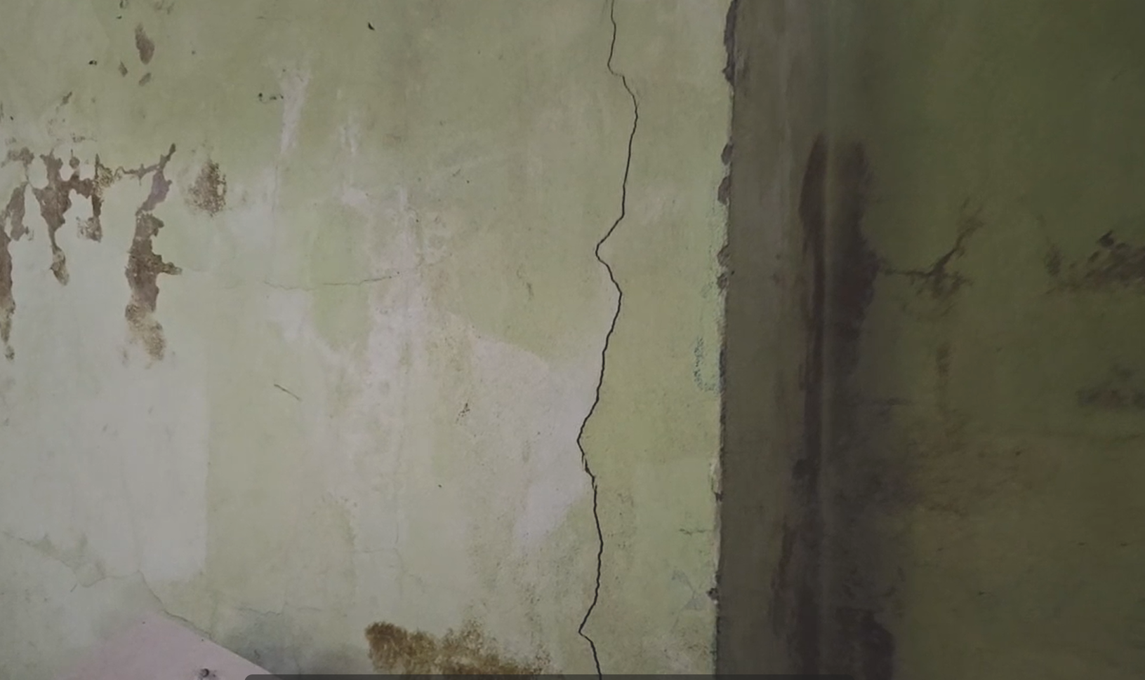 房屋开裂，岘港‘死亡之坑’附近居民担忧