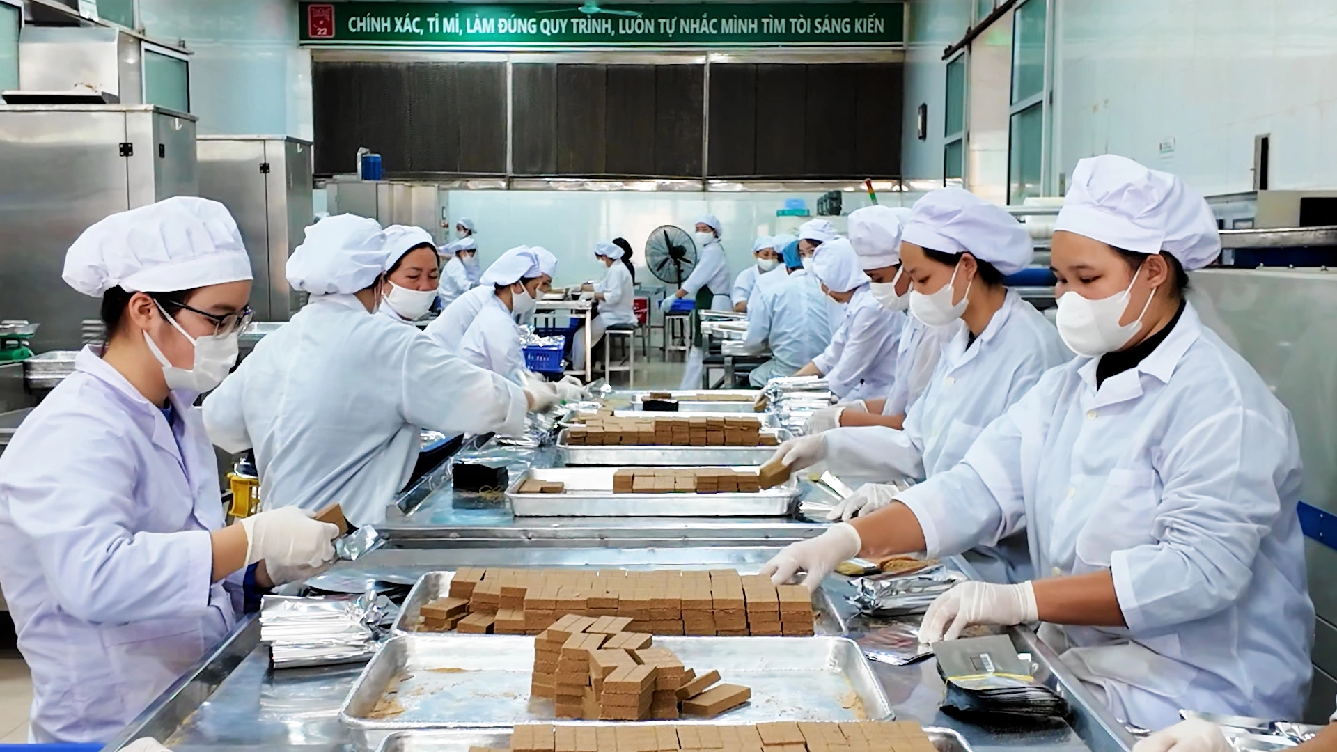 军队连夜生产30吨干粮援助中部地区