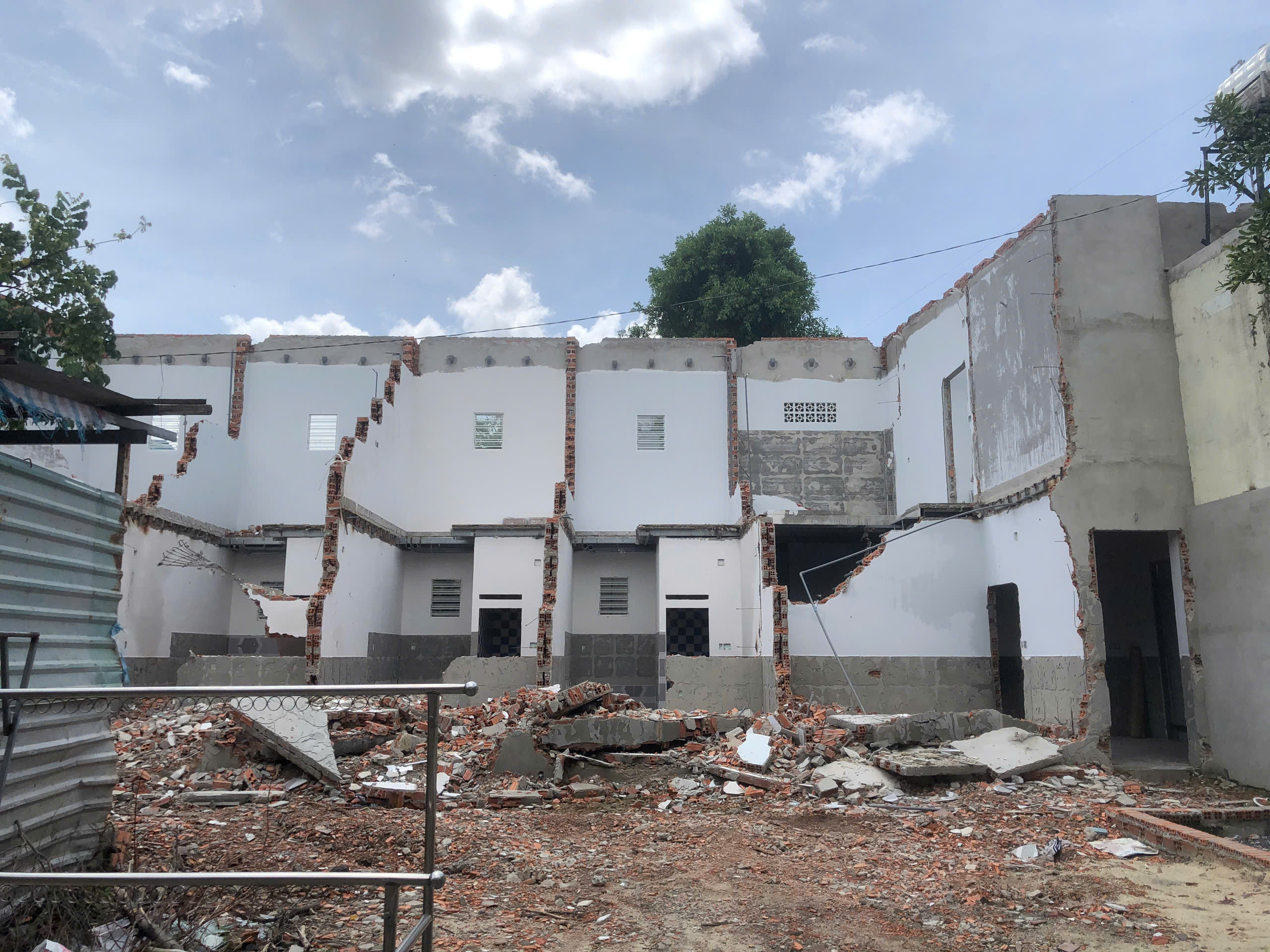 非法建筑，门牌号缺失，Thới An 坊报告已拆除，实际尚未完成