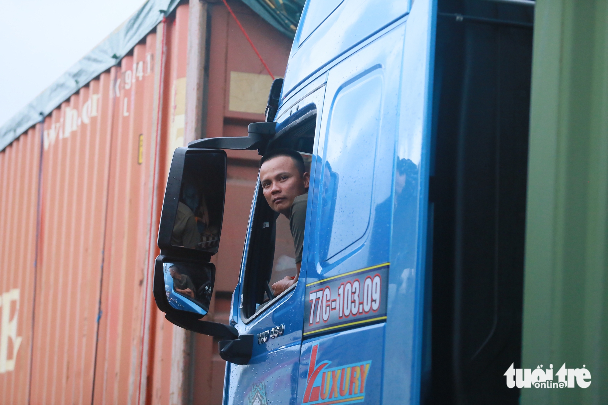 国道1号线上从庆和省前往富安旧方向的30公里交通堵塞开始缓解