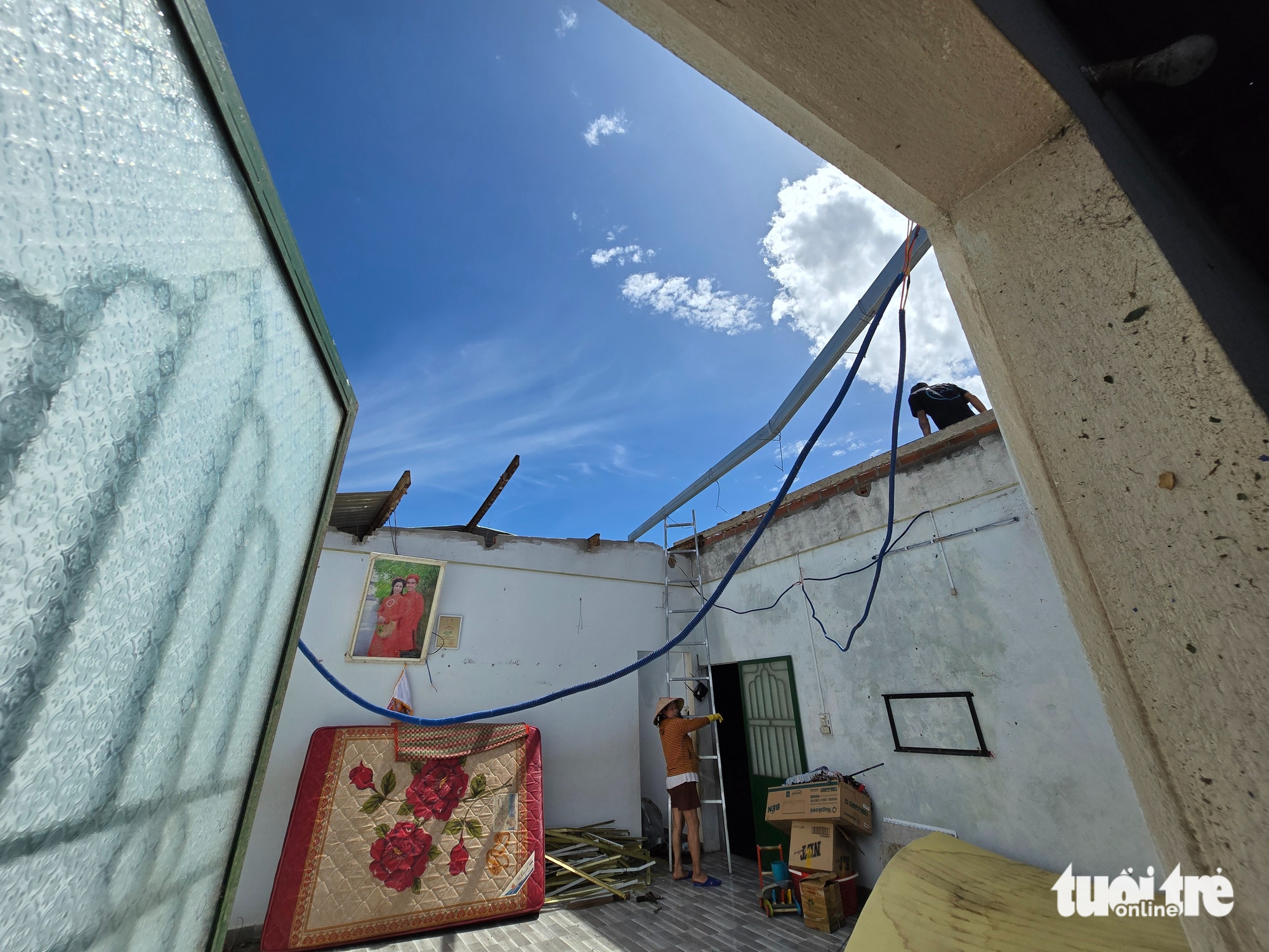 在卡马尔吉台风中失去屋顶的房屋